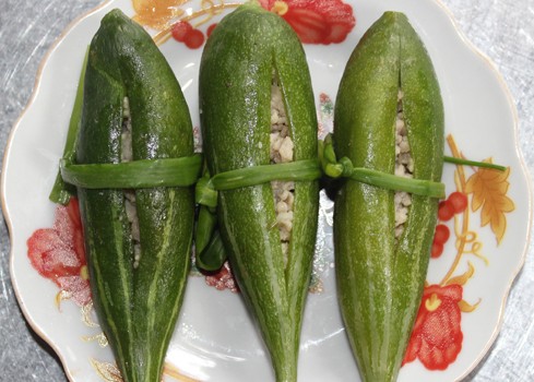 Quả lặc lày nhồi thịt nấu canh là một trong những món ăn rất thanh mát vào mùa hè của người Mường. Ảnh: H.D. Quả lặc lày nhồi thịt nấu canh là một trong những món ăn rất thanh mát vào mùa hè của người Mường. Ảnh: H.D.