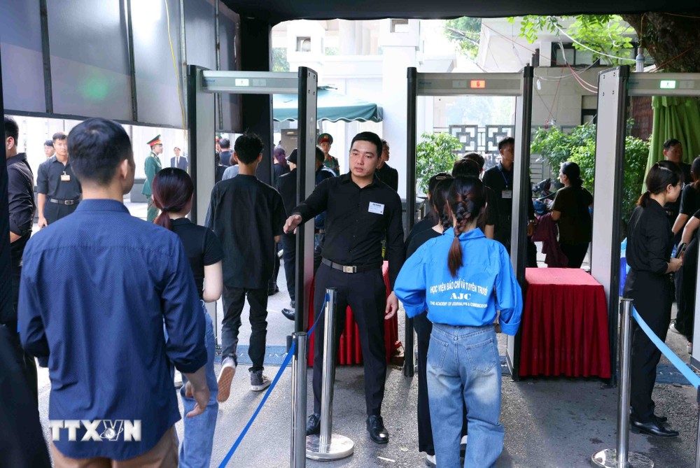 Lực lượng hỗ trợ người dân đến viếng Tổng Bí thư Nguyễn Phú Trọng tại Nhà tang lễ Quốc gia số 5 Trần Thánh Tông, Hà Nội, sáng 26/7. (Ảnh: TTXVN) TTXVN_2607nguoidan10.jpg