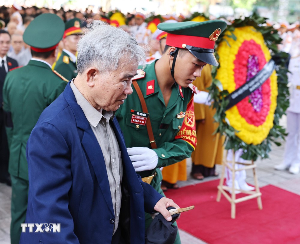 Lực lượng quân đội giúp người dân đến viếng Tổng Bí thư Nguyễn Phú Trọng tại Nhà tang lễ Quốc gia số 5 Trần Thánh Tông, Hà Nội, sáng 26/7. (Ảnh: TTXVN) TTXVN_2607nguoidan2.jpg