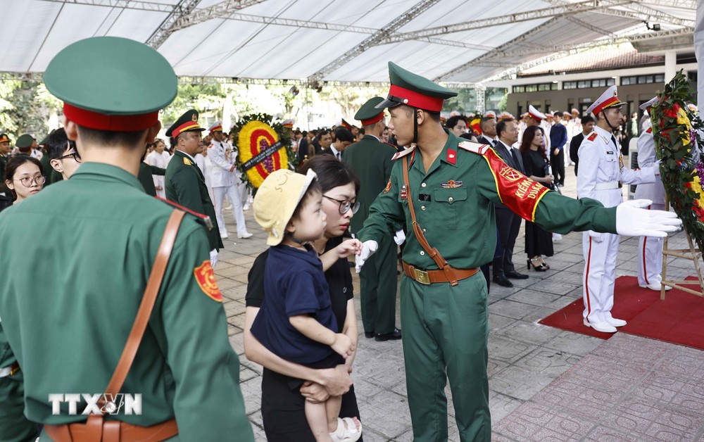 Lực lượng quân đội giúp người dân đến viếng Tổng Bí thư Nguyễn Phú Trọng tại Nhà tang lễ Quốc gia số 5 Trần Thánh Tông, Hà Nội, sáng 26/7. (Ảnh: TTXVN) TTXVN_2607nguoidan5.jpg