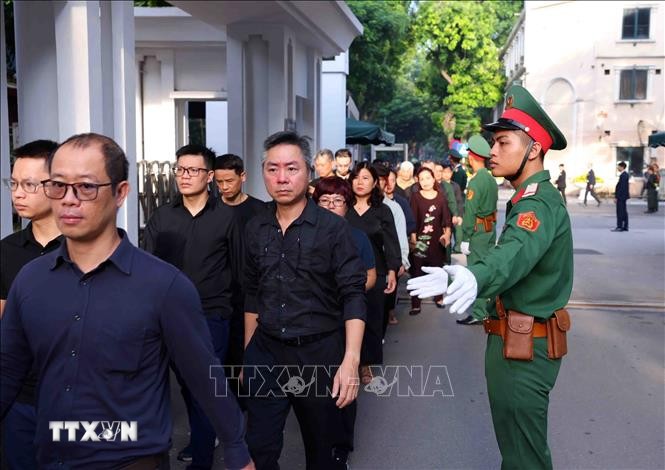 Lực lượng quân đội giúp người dân đến viếng Tổng Bí thư Nguyễn Phú Trọng tại Nhà tang lễ Quốc gia số 5 Trần Thánh Tông, Hà Nội, sáng 26/7. (Ảnh: TTXVN) TTXVN_2607nguoidan7.jpg