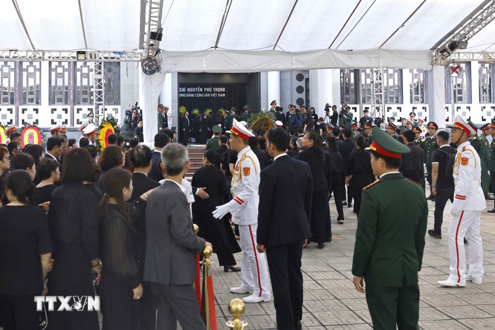 Lực lượng quân đội và công an hỗ trợ người dân đến viếng Tổng Bí thư Nguyễn Phú Trọng tại Nhà tang lễ Quốc gia số 5 Trần Thánh Tông, Hà Nội, sáng 26/7. (Ảnh: TTXVN) TTXVN_2607nguoidan8.jpg