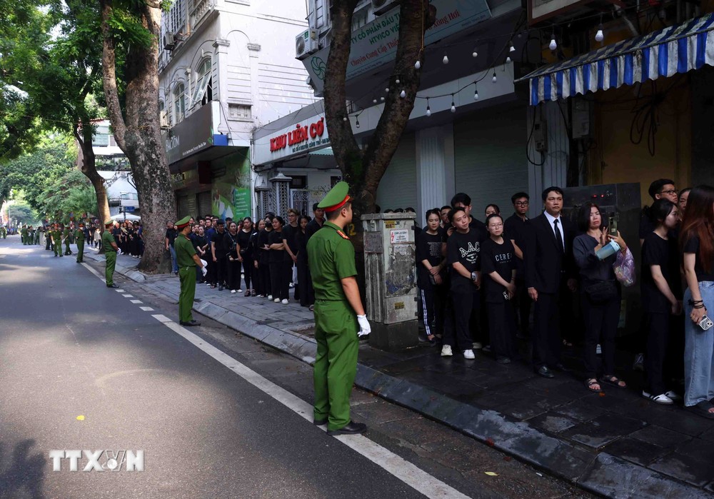 Lực lượng vũ trang hỗ trợ người dân đến viếng Tổng Bí thư Nguyễn Phú Trọng tại Nhà tang lễ Quốc gia số 5 Trần Thánh Tông, Hà Nội, sáng 26/7. (Ảnh: TTXVN) TTXVN_2607nguoidan9.jpg