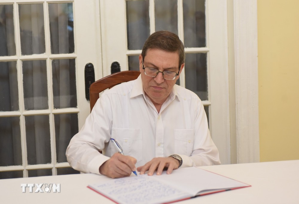 Ủy viên Bộ Chính trị, Bộ trưởng Ngoại giao Bruno Rodríguez Parilla ghi sổ tang. (Ảnh: Việt Hùng/TTXVN) ttxvn-chu_tich_cuba_vieng_tong_bi_thu_nguyen_phu_trong 1.jpg
