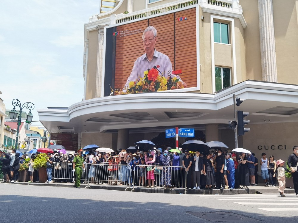 Người dân tập trung tại các tuyến phố chờ tiễn biệt Tổng Bí thư. (Ảnh: TTXVN) nguoi_dan_thu_do_cho_tien_biet_tong_bi_thu_nguyen_phu_trong2_resize.jpg