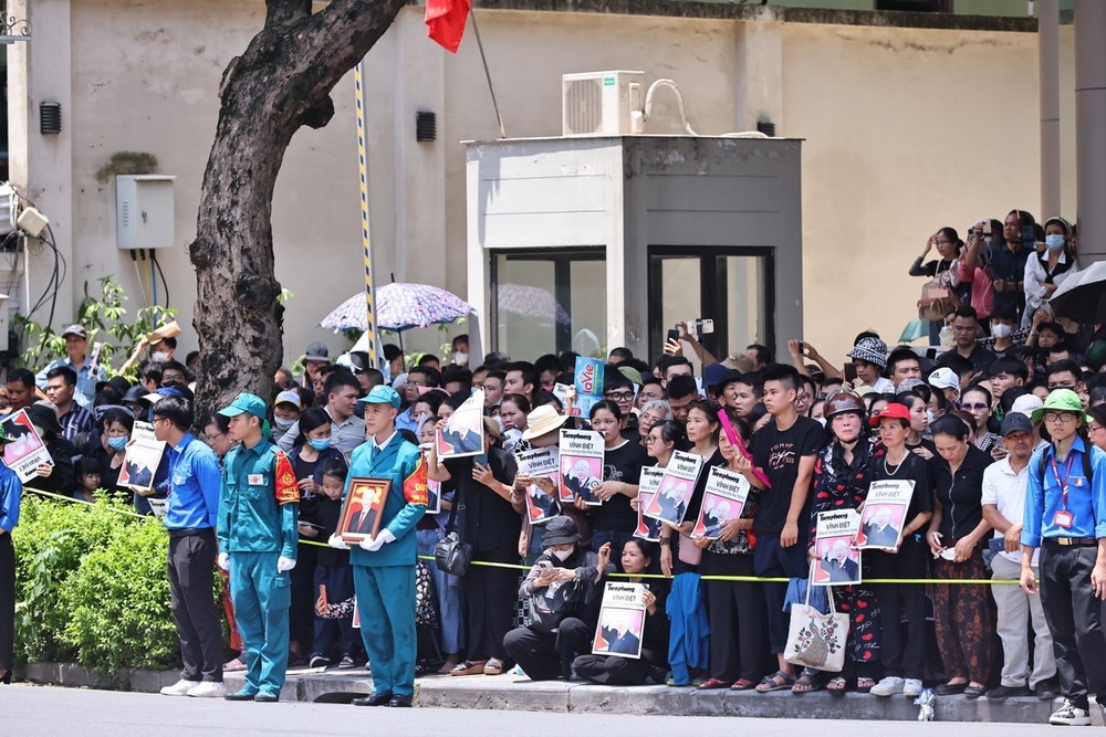 Người dân tập trung tại các tuyến phố chờ tiễn biệt Tổng Bí thư. (Ảnh: TTXVN) nguoi_dan_thu_do_cho_tien_biet_tong_bi_thu_nguyen_phu_trong3_resize.jpg