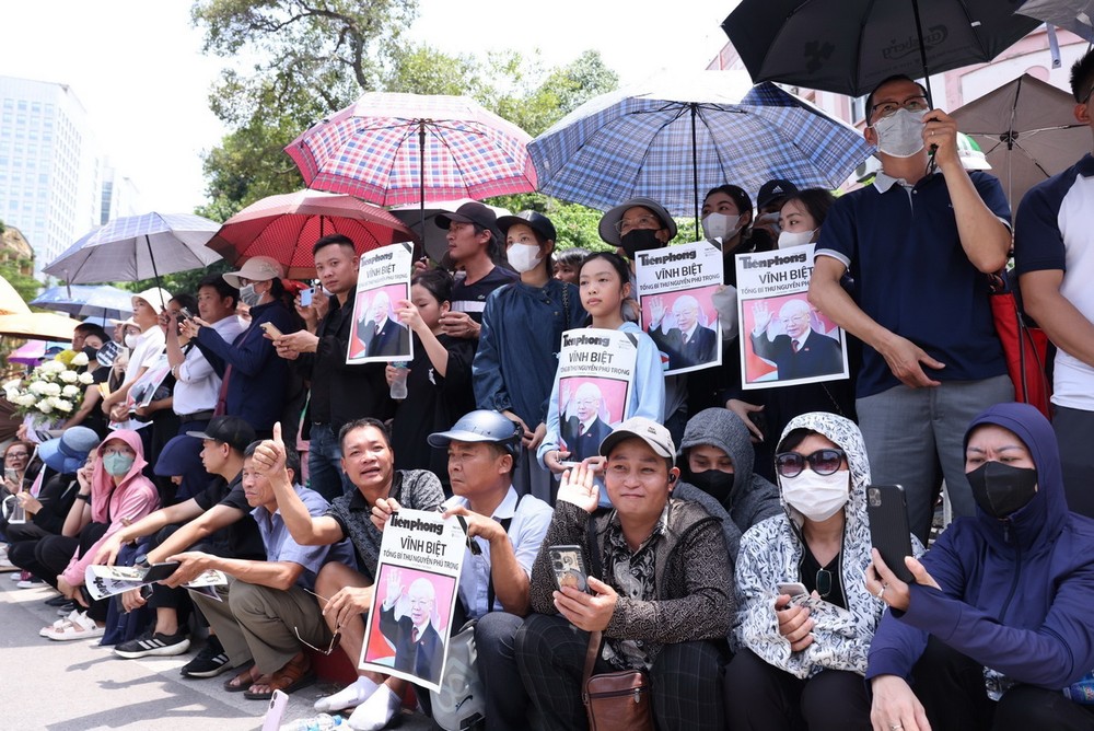 Người dân thủ đô Hà Nội tập trung tại các tuyến phố chờ tiễn biệt Tổng Bí thư. (Ảnh: TTXVN) nguoi_dan_thu_do_cho_tien_biet_tong_bi_thu_nguyen_phu_trong5_resize.jpg