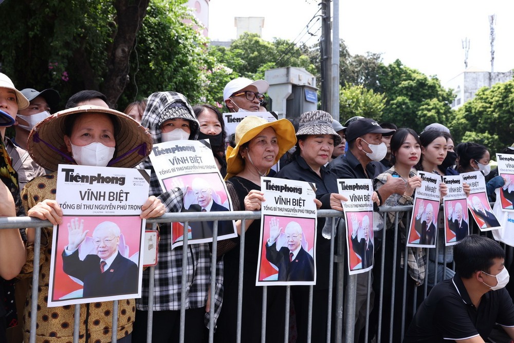 Người dân tập trung tại các tuyến phố chờ tiễn biệt Tổng Bí thư. (Ảnh: TTXVN) nguoi_dan_thu_do_cho_tien_biet_tong_bi_thu_nguyen_phu_trong6_resize.jpg