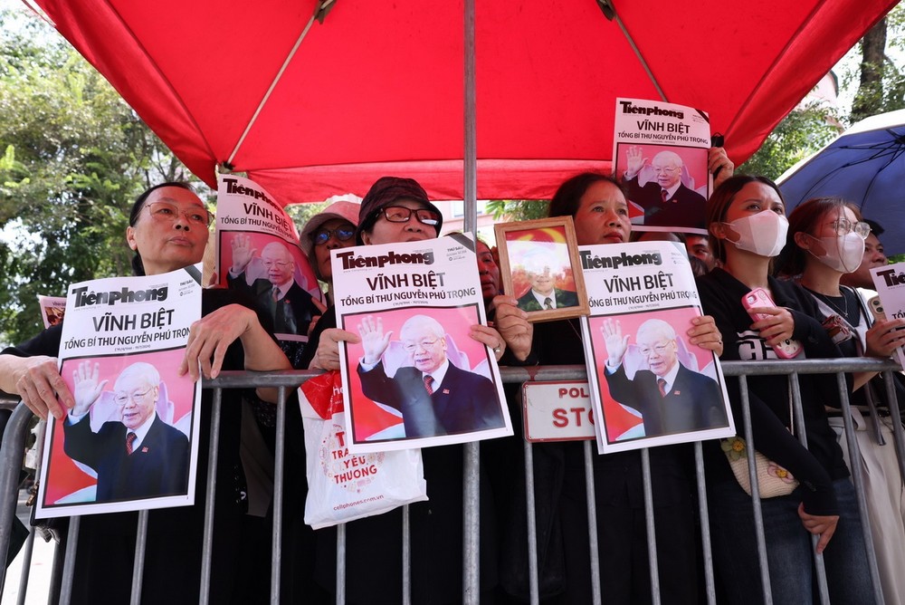 Người dân tập trung tại các tuyến phố chờ tiễn biệt Tổng Bí thư. (Ảnh: TTXVN) nguoi_dan_thu_do_cho_tien_biet_tong_bi_thu_nguyen_phu_trong7_resize.jpg