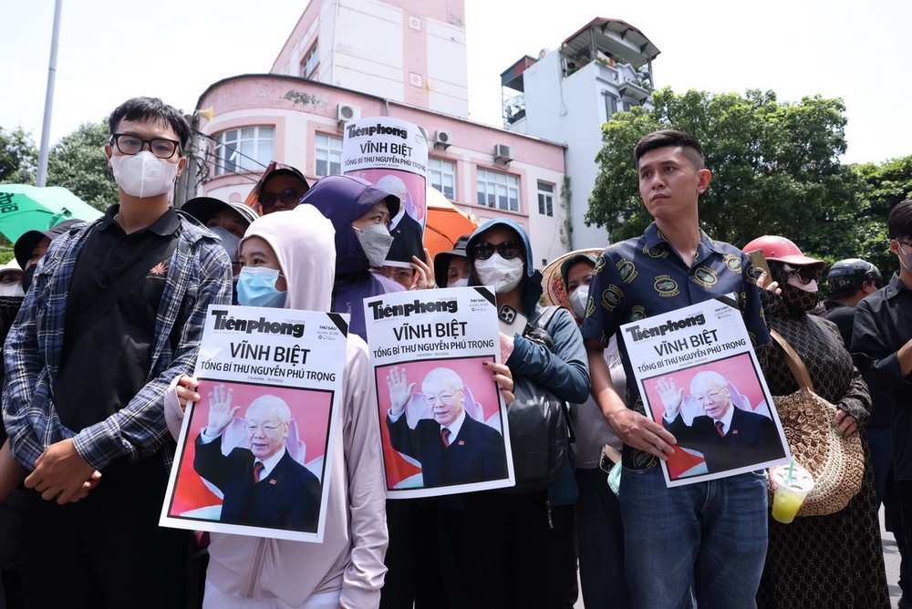 Người dân tập trung tại các tuyến phố chờ tiễn biệt Tổng Bí thư. (Ảnh: TTXVN) nguoi_dan_thu_do_cho_tien_biet_tong_bi_thu_nguyen_phu_trong8_resize.jpg