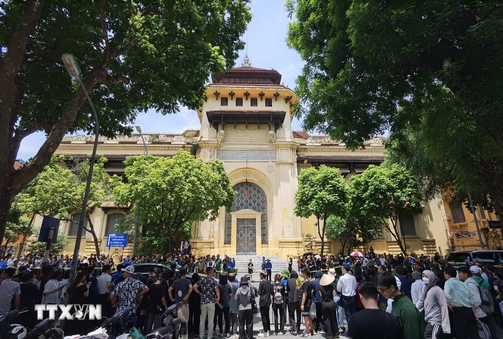 Người dân tập trung tại các tuyến phố chờ tiễn biệt Tổng Bí thư. (Ảnh: TTXVN) ttxvn nguoi_dan_thu_do_cho_tien_biet_tong_bi_thu_nguyen_phu_trong_resize.jpg