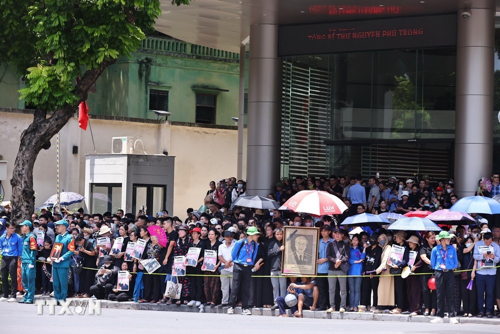 Người dân tập trung tại các tuyến phố chờ tiễn biệt Tổng Bí thư. (Ảnh: TTXVN) ttxvn nguoi_dan_thu_do_cho_tien_biet_tong_bi_thu_nguyen_phu_trong2_resize.jpg