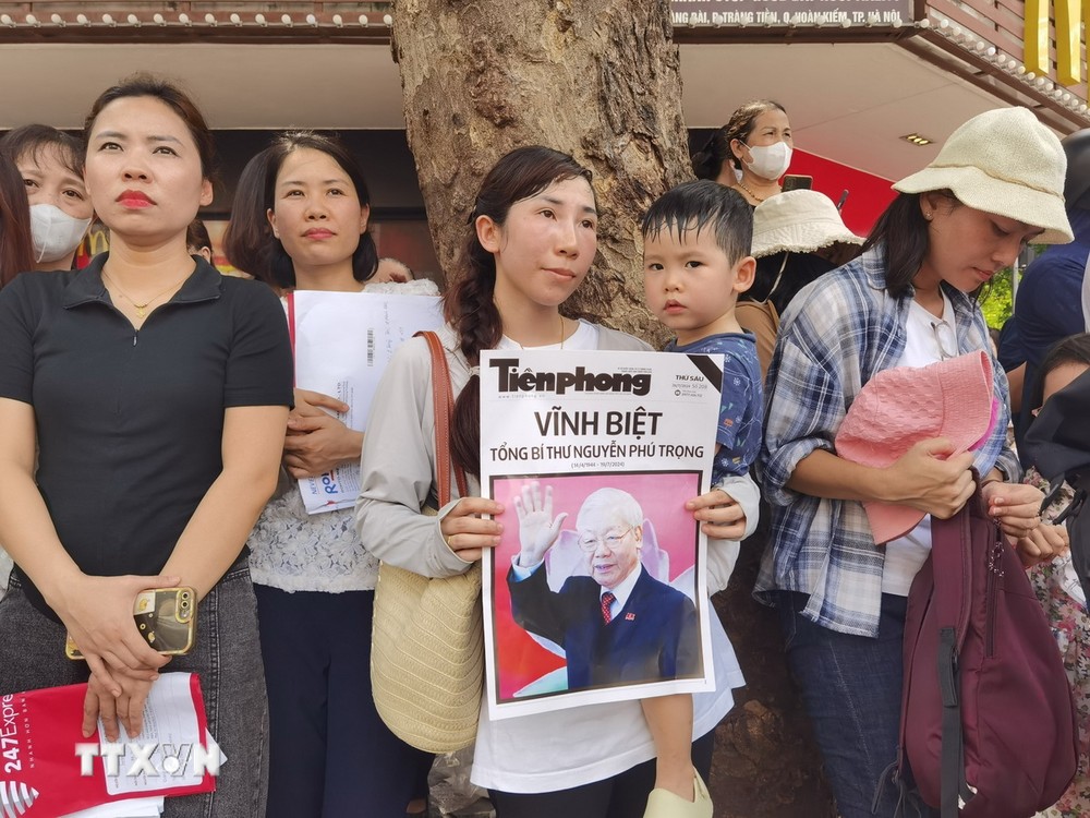 Người dân tập trung tại các tuyến phố chờ tiễn biệt Tổng Bí thư. (Ảnh: TTXVN) ttxvn nguoi_dan_thu_do_cho_tien_biet_tong_bi_thu_nguyen_phu_trong3_resize.jpg