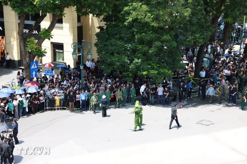 Người dân tập trung tại các tuyến phố chờ tiễn biệt Tổng Bí thư. (Ảnh: TTXVN) ttxvn nguoi_dan_thu_do_cho_tien_biet_tong_bi_thu_nguyen_phu_trong4_resize.jpg