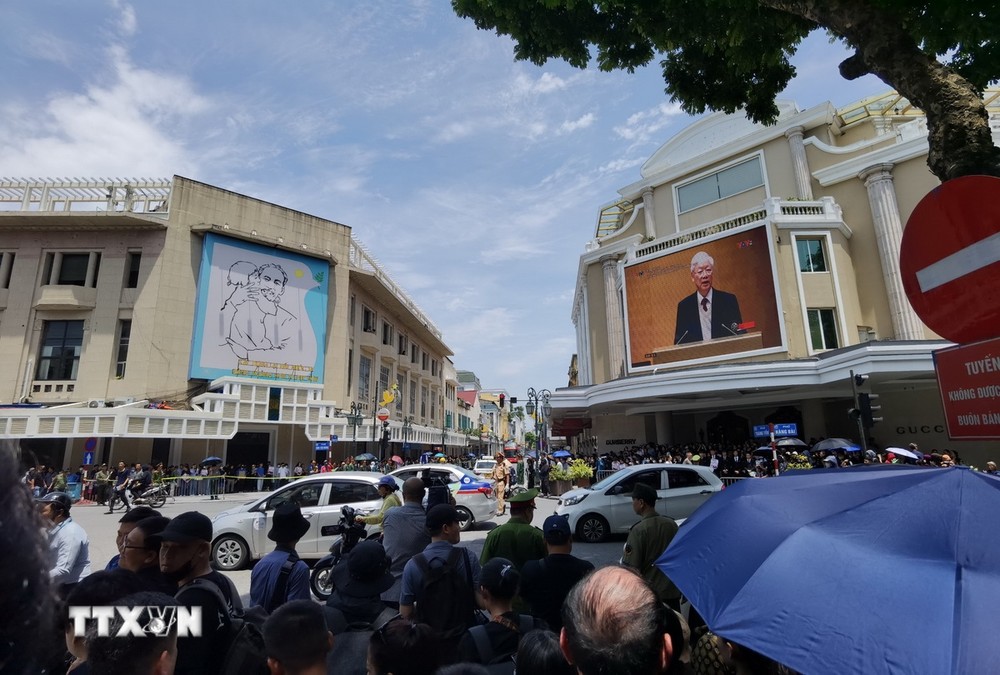 Người dân tập trung tại các tuyến phố chờ tiễn biệt Tổng Bí thư. (Ảnh: TTXVN) ttxvn nguoi_dan_thu_do_cho_tien_biet_tong_bi_thu_nguyen_phu_trong5_resize.jpg