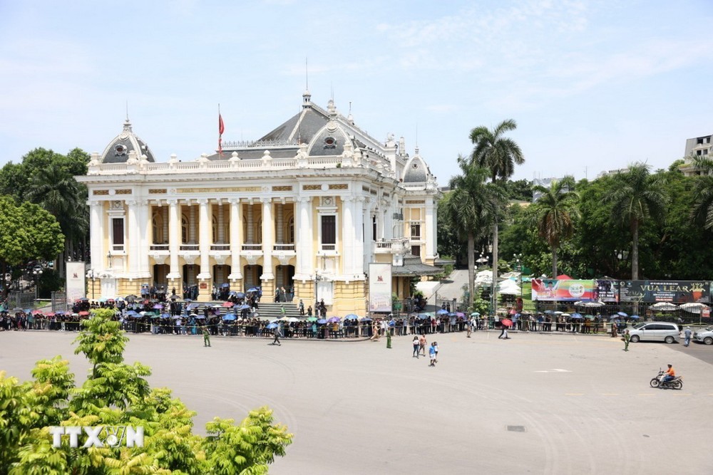 Người dân tập trung tại các tuyến phố chờ tiễn biệt Tổng Bí thư. (Ảnh: TTXVN) ttxvn nguoi_dan_thu_do_cho_tien_biet_tong_bi_thu_nguyen_phu_trong6_resize.jpg