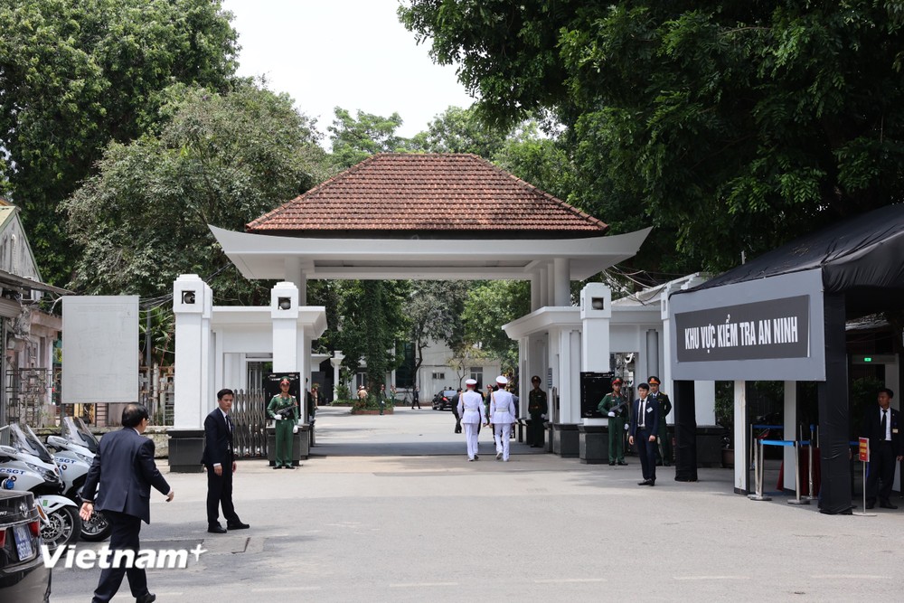 Cổng Nhà tang lễ Quốc gia số 5 Trần Thánh Tông, thành phố Hà Nội. (Ảnh: Minh Sơn/Vietnam+) vnp_truydieu1.jpg
