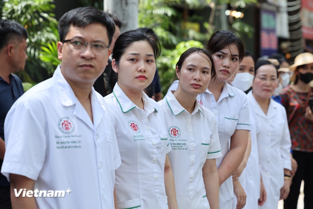 Đội y bác sỹ Bệnh viện 108 có mặt từ sớm để tiễn đưa Tổng Bí thư. (Ảnh: Minh Sơn/Vietnam+) vnp_truydieu14.jpg