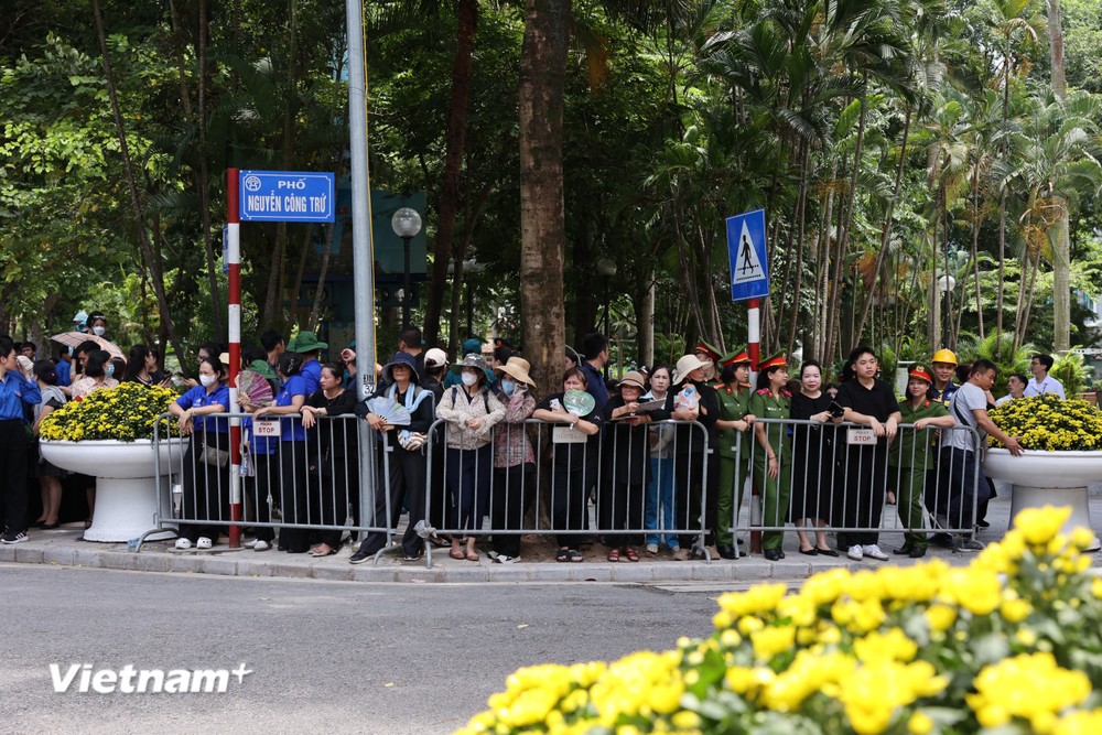 Người dân tập trung ở các tuyến phố quanh khu vực nhà tang lễ. (Ảnh: Minh Sơn/Vietnam+) vnp_truydieu2.jpg