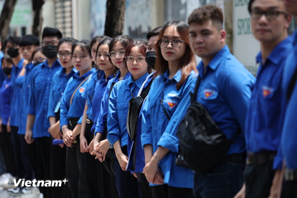 Lực lượng thanh niên tình nguyện nghiêm trang sẵn sàng làm nhiệm vụ. (Ảnh: Minh Sơn/Vietnam+) vnp_truydieu3.jpg