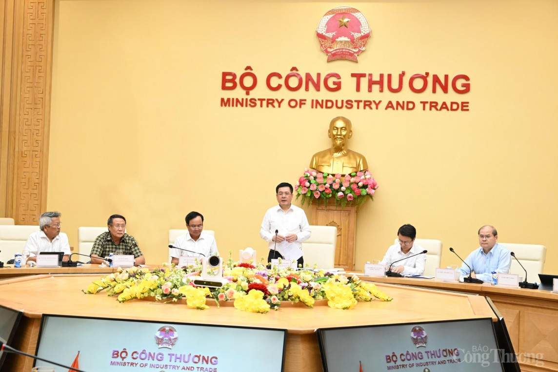 Bộ trưởng Nguyễn Hồng Diên làm việc với tỉnh Quảng Trị về việc chuyển đổi nhiên liệu của các dự án điện Bộ trưởng Nguyễn Hồng Diên làm việc với tỉnh Quảng Trị về việc chuyển đổi nhiên liệu của các dự án điện