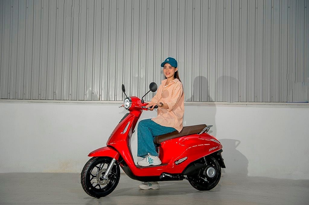 Với chi phí tiết kiệm, xe máy điện VinFast “được lòng” người dùng Việt ở mọi lứa tuổi. Với chi phí tiết kiệm, xe máy điện VinFast “được lòng” người dùng Việt ở mọi lứa tuổi.