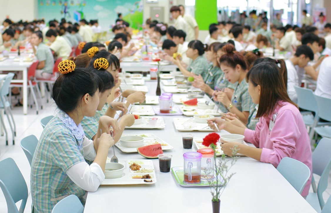 Nhân viên nữ làm việc ở Samsung khá lớn c Nhân viên nữ làm việc ở Samsung khá lớn c