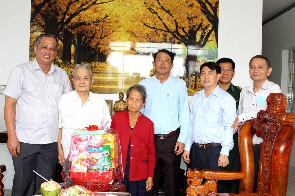 Đoàn công tác đến thăm, tặng quà gia đình chính sách trên địa bàn huyện Cù Lao Dung Đoàn công tác đến thăm, tặng quà gia đình chính sách trên địa bàn huyện Cù Lao Dung