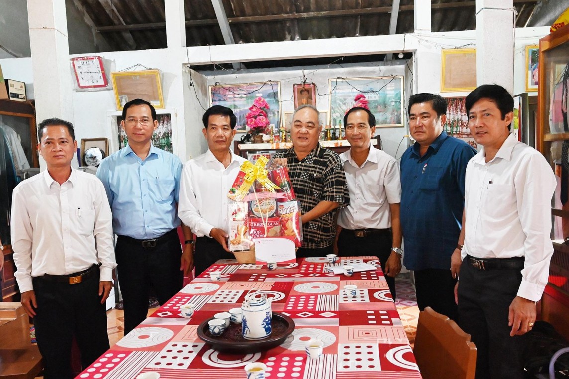 Lãnh đạo tỉnh Sóc Trăng, huyện Mỹ Tú thăm, tặng quà gia đình chính sách, người có công với cách mạng trên địa bàn xã Mỹ Phước, huyện Mỹ Tú Lãnh đạo tỉnh Sóc Trăng, huyện Mỹ Tú thăm, tặng quà gia đình chính sách, người có công với cách mạng trên địa bàn xã Mỹ Phước, huyện Mỹ Tú