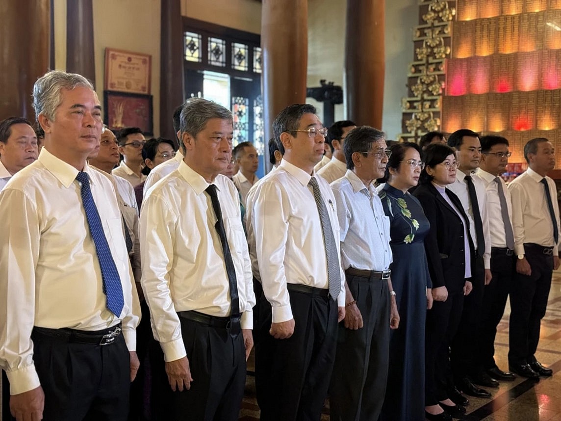 Lãnh đạo TP. Hồ Chí Minh dâng hương tưởng niệm các Anh hùng liệt sĩ