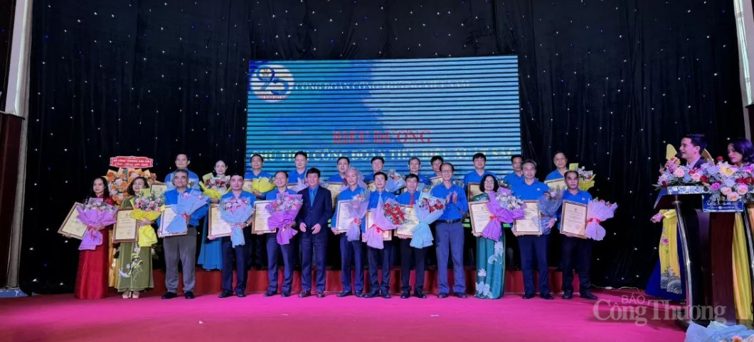 Chủ tịch Công đoàn tiêu biểu, xuất sắc được biểu dương Chủ tịch Công đoàn tiêu biểu, xuất sắc được biểu dương