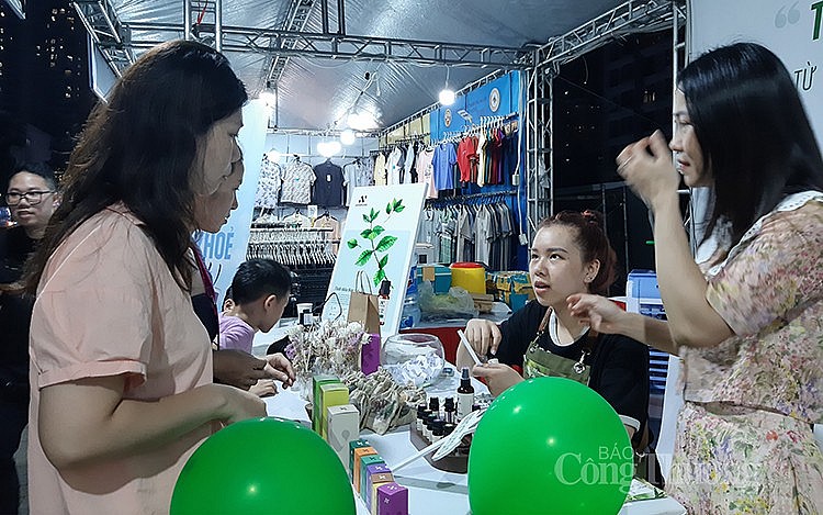 Khách hàng tham quan mua sắm tại Hội chợ Khách hàng tham quan mua sắm tại Hội chợ