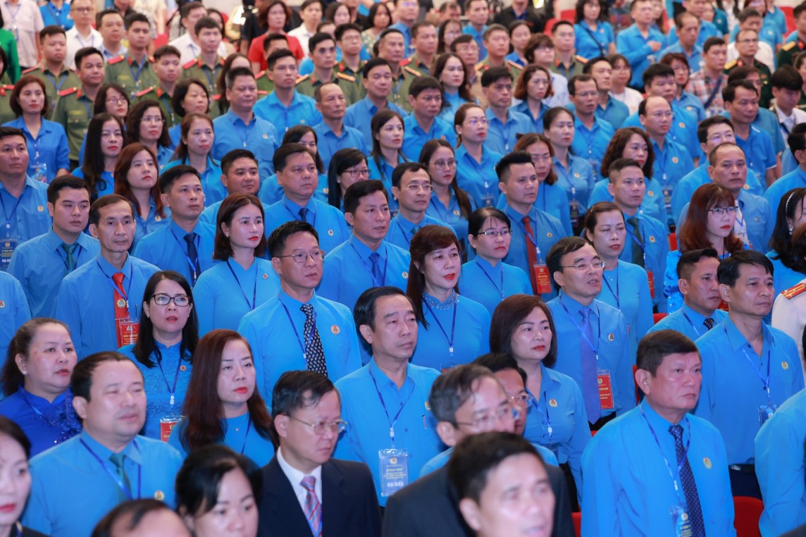 Công đoàn Việt Nam thực sự là trung tâm đoàn kết của công nhân, lao động Việt Nam Công đoàn Việt Nam thực sự là trung tâm đoàn kết của công nhân, lao động Việt Nam