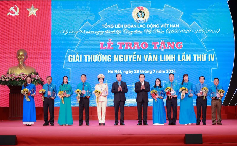 Vinh danh 10 gương mặt cán bộ công đoàn được trao tặng Giải thưởng Nguyễn Văn Linh lần thứ 4. Ảnh: Hải Nguyễn