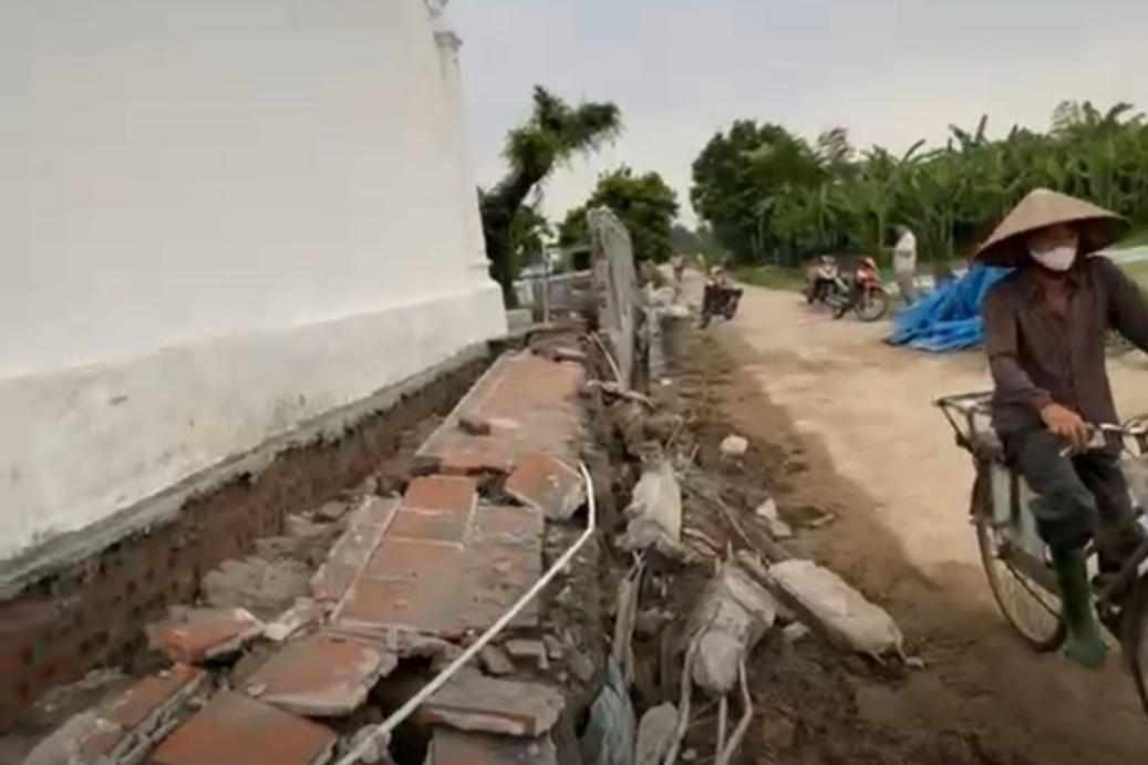 Hà Nội: Nghi vấn sập công trình đình Linh Chiểu 24 tỷ ở huyện Phúc Thọ Hà Nội: Nghi vấn sập công trình đình Linh Chiểu 24 tỷ ở huyện Phúc Thọ