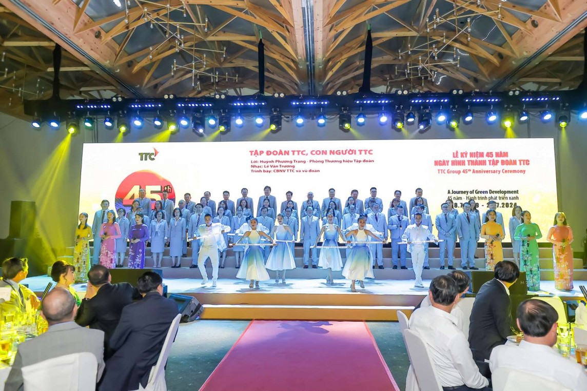 Tiết mục múa hát và rước cờ chào mừng thể hiện khát vọng viết tiếp trang sử hào hùng trong những năm tiếp theo. Tiết mục múa hát và rước cờ chào mừng thể hiện khát vọng viết tiếp trang sử hào hùng trong những năm tiếp theo.