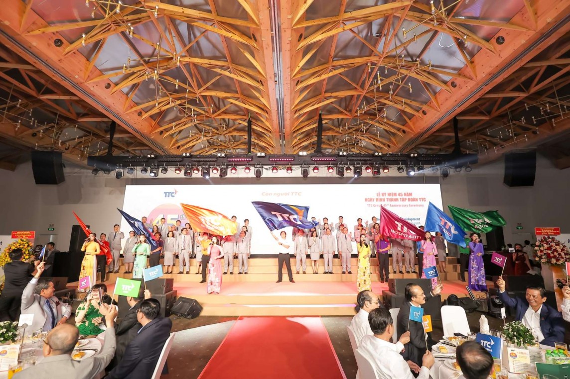 Tiết mục múa hát và rước cờ chào mừng thể hiện khát vọng viết tiếp trang sử hào hùng trong những năm tiếp theo. Tiết mục múa hát và rước cờ chào mừng thể hiện khát vọng viết tiếp trang sử hào hùng trong những năm tiếp theo.