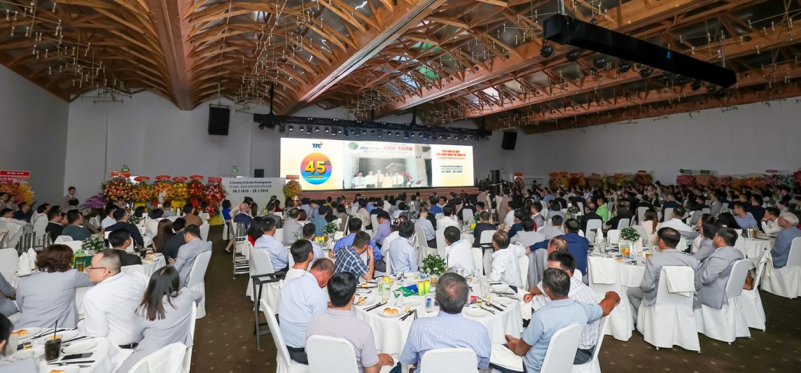 Cả hội trường lắng đọng với thước phim về với mốc son 45 năm hình thành, phát triển của Tập đoàn TTC. Cả hội trường lắng đọng với thước phim về với mốc son 45 năm hình thành, phát triển của Tập đoàn TTC.