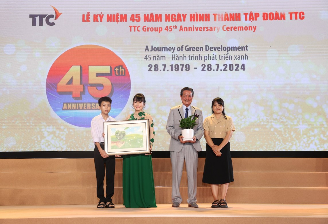 Hai món quà lưu niệm được 2 em trong số hàng chục ngàn em học sinh đã từng nhận học bổng “TTC - Nâng bước thành công” dành tặng đến hai nhà sáng lập Tập đoàn với sự biết ơn sâu sắc Hai món quà lưu niệm được 2 em trong số hàng chục ngàn em học sinh đã từng nhận học bổng “TTC - Nâng bước thành công” dành tặng đến hai nhà sáng lập Tập đoàn với sự biết ơn sâu sắc