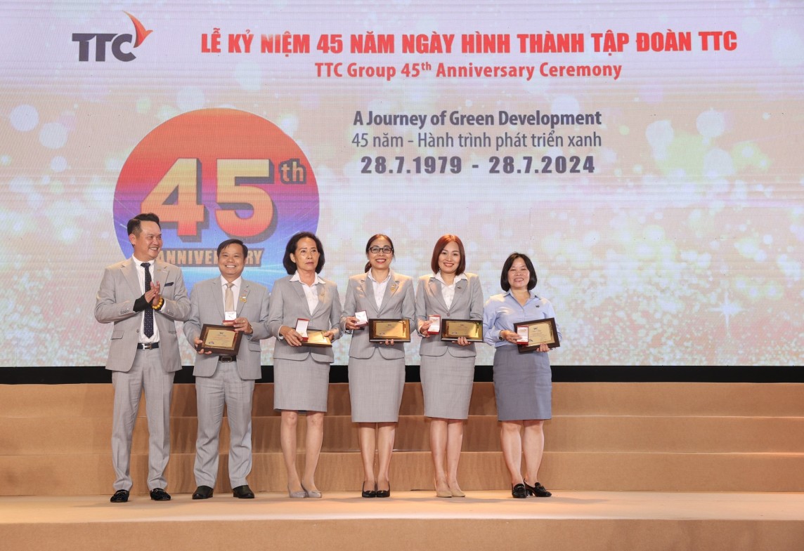 Buổi lễ là dịp đặc biệt để tôn vinh đội ngũ cán bộ nhân viên thâm niên đã cống hiến, đóng góp vào sự phát triển của Tập đoàn. Buổi lễ là dịp đặc biệt để tôn vinh đội ngũ cán bộ nhân viên thâm niên đã cống hiến, đóng góp vào sự phát triển của Tập đoàn.