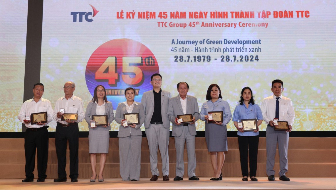 Buổi lễ là dịp đặc biệt để tôn vinh đội ngũ cán bộ nhân viên thâm niên đã cống hiến, đóng góp vào sự phát triển của Tập đoàn. Buổi lễ là dịp đặc biệt để tôn vinh đội ngũ cán bộ nhân viên thâm niên đã cống hiến, đóng góp vào sự phát triển của Tập đoàn.