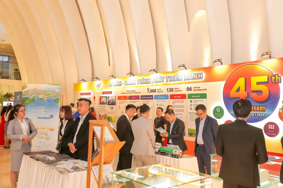 Quan khách tham quan con đường lịch sử dài 34m về hành trình đầy tự hào của TTC và tìm hiểu những sản phẩm - dịch vụ tiêu biểu của Tập đoàn. Quan khách tham quan con đường lịch sử dài 34m về hành trình đầy tự hào của TTC và tìm hiểu những sản phẩm - dịch vụ tiêu biểu của Tập đoàn.