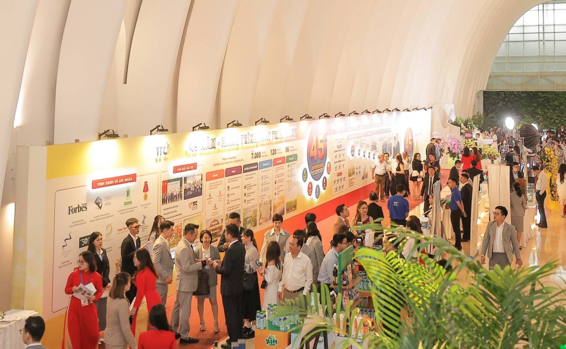 Quan khách tham quan con đường lịch sử dài 34m về hành trình đầy tự hào của TTC và tìm hiểu những sản phẩm - dịch vụ tiêu biểu của Tập đoàn. Quan khách tham quan con đường lịch sử dài 34m về hành trình đầy tự hào của TTC và tìm hiểu những sản phẩm - dịch vụ tiêu biểu của Tập đoàn.