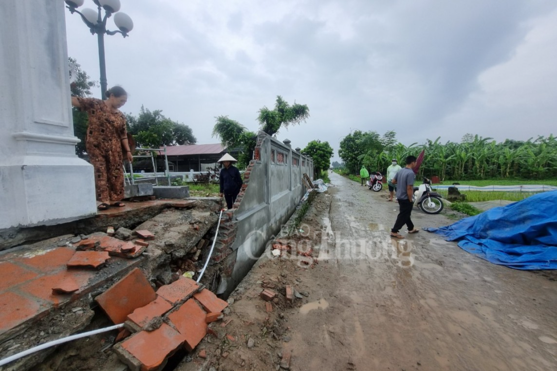 Phần công trình đình làng 24 tỷ ở Hà Nội đổ sập: Hé lộ dấu hiệu bất thường Phần công trình đình làng 24 tỷ ở Hà Nội đổ sập: Hé lộ dấu hiệu bất thường
