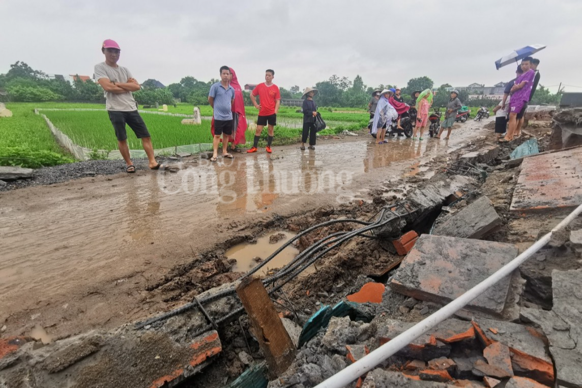 Phần công trình đình làng 24 tỷ ở Hà Nội đổ sập: Hé lộ dấu hiệu bất thường Phần công trình đình làng 24 tỷ ở Hà Nội đổ sập: Hé lộ dấu hiệu bất thường