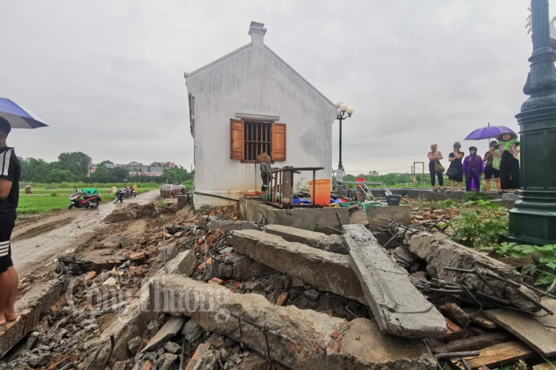 Phần công trình đình làng 24 tỷ ở Hà Nội đổ sập: Hé lộ dấu hiệu bất thường Phần công trình đình làng 24 tỷ ở Hà Nội đổ sập: Hé lộ dấu hiệu bất thường