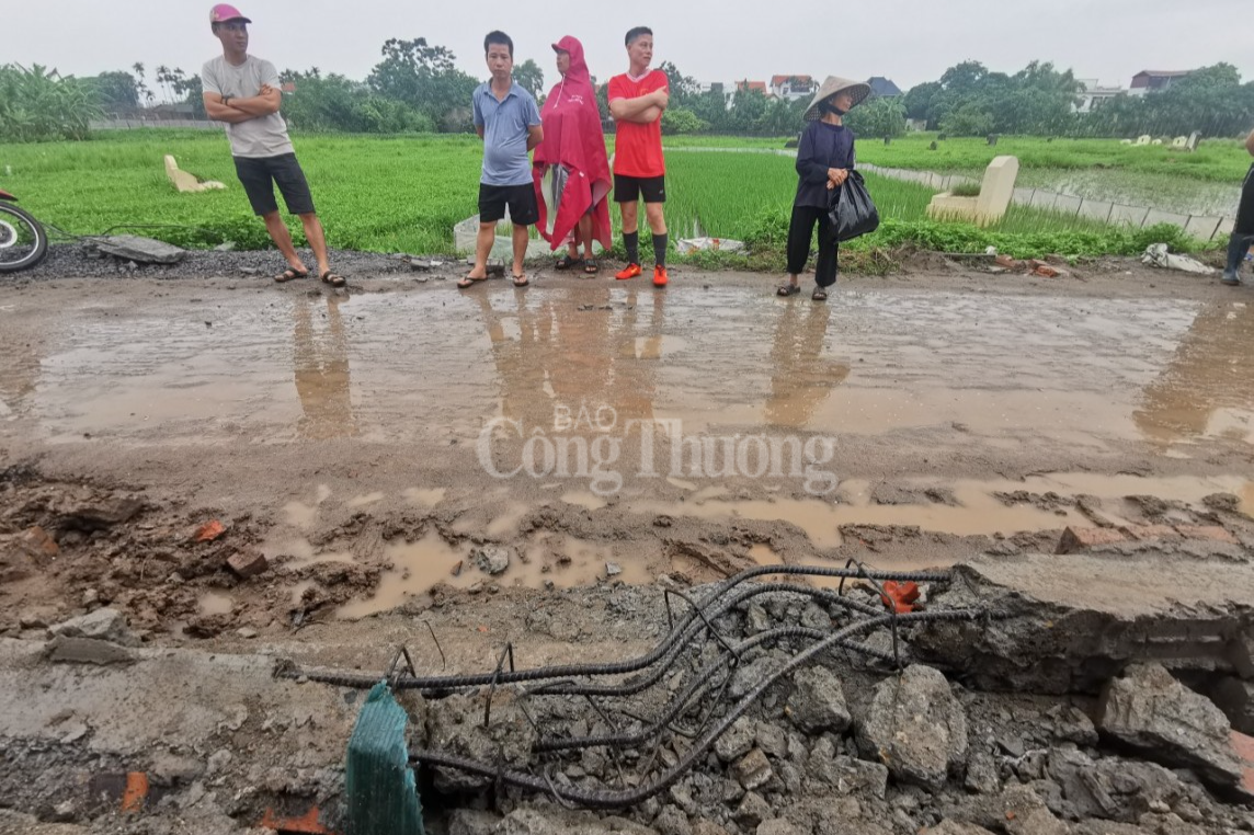 Phần công trình đình làng 24 tỷ ở Hà Nội đổ sập: Hé lộ dấu hiệu bất thường Phần công trình đình làng 24 tỷ ở Hà Nội đổ sập: Hé lộ dấu hiệu bất thường