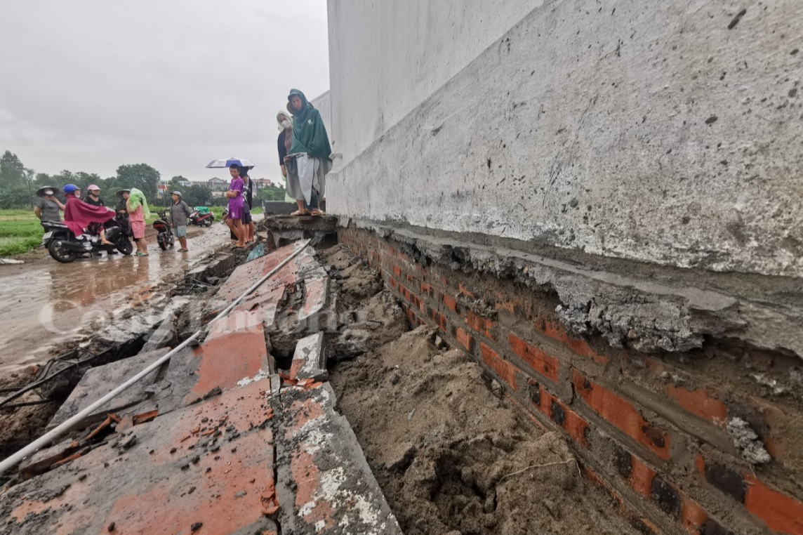 Phần công trình đình làng 24 tỷ ở Hà Nội đổ sập: Hé lộ dấu hiệu bất thường Phần công trình đình làng 24 tỷ ở Hà Nội đổ sập: Hé lộ dấu hiệu bất thường