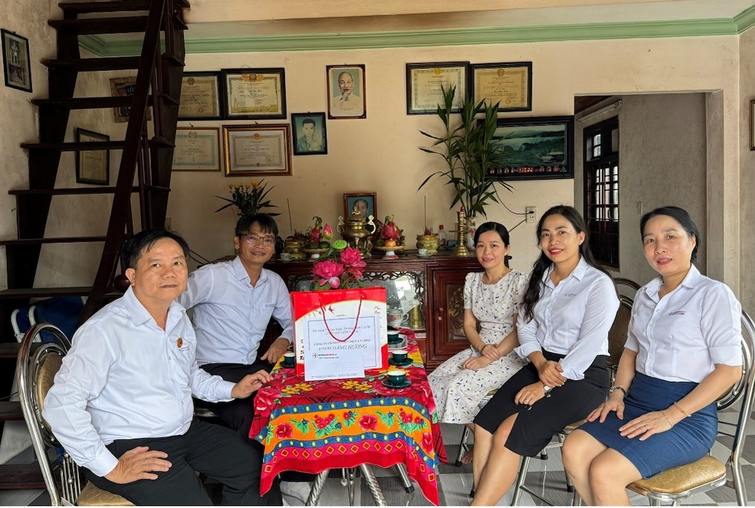 Dâng hương Mẹ Việt Nam anh Hùng Nguyễn Thị Ngọ, tặng quà gia đình thờ phúng Mẹ Dâng hương Mẹ Việt Nam anh Hùng Nguyễn Thị Ngọ, tặng quà gia đình thờ phúng Mẹ
