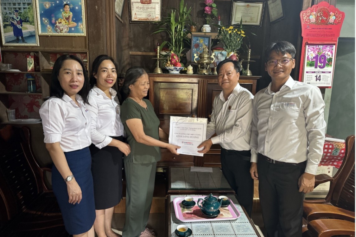 Dâng hương Mẹ Việt Nam Anh hùng Trần Thị Giới, tặng quà gia đình thờ phúng Mẹ Dâng hương Mẹ Việt Nam Anh hùng Trần Thị Giới, tặng quà gia đình thờ phúng Mẹ